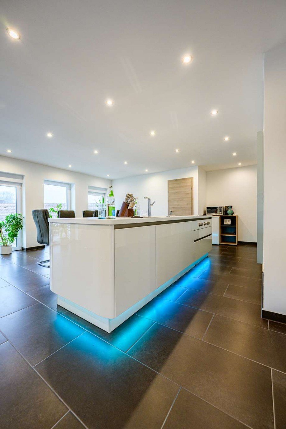 K�chenblock mit Ambientebeleuchtung Maisonettewohnung V�hringen