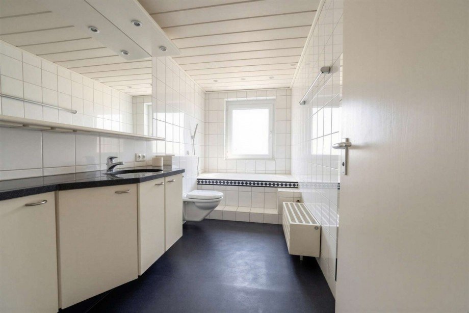 Tageslichtbad mit Wanne Penthousewohnung Neu-Ulm