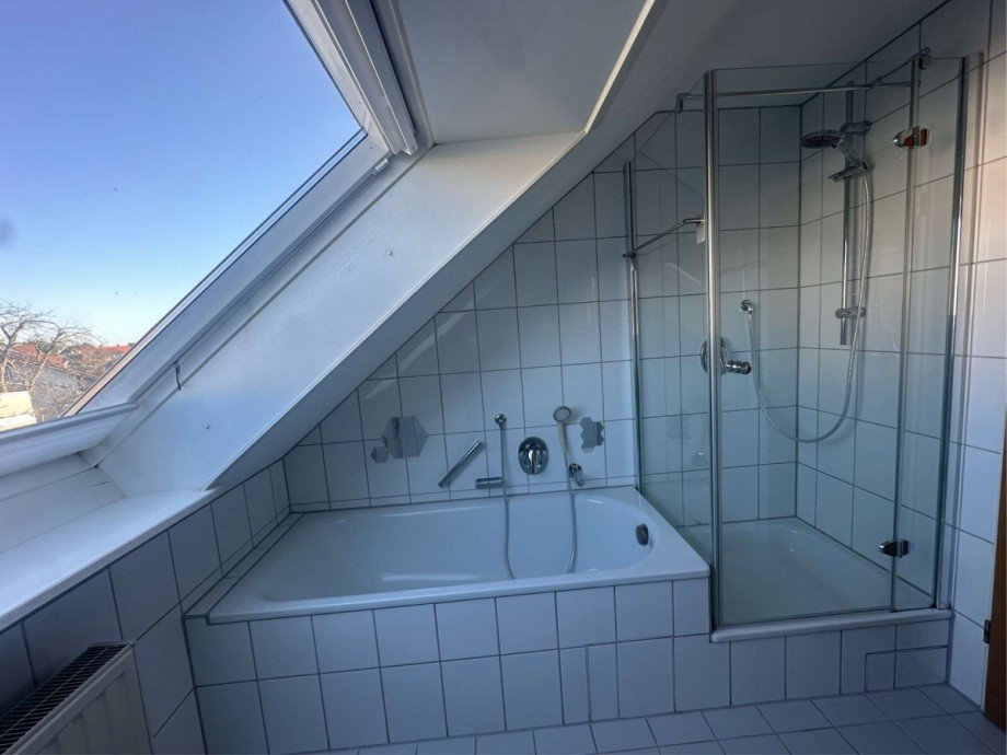 Wanne und Dusche Dachgeschosswohnung Senden-Aufheim