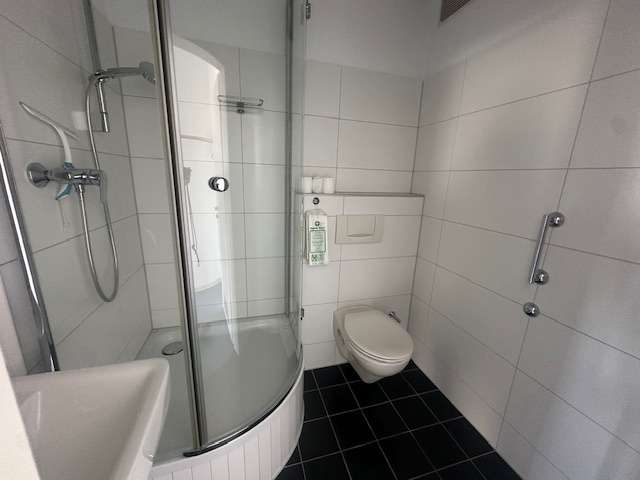 Bad mit Dusche und WC Praxis Ulm