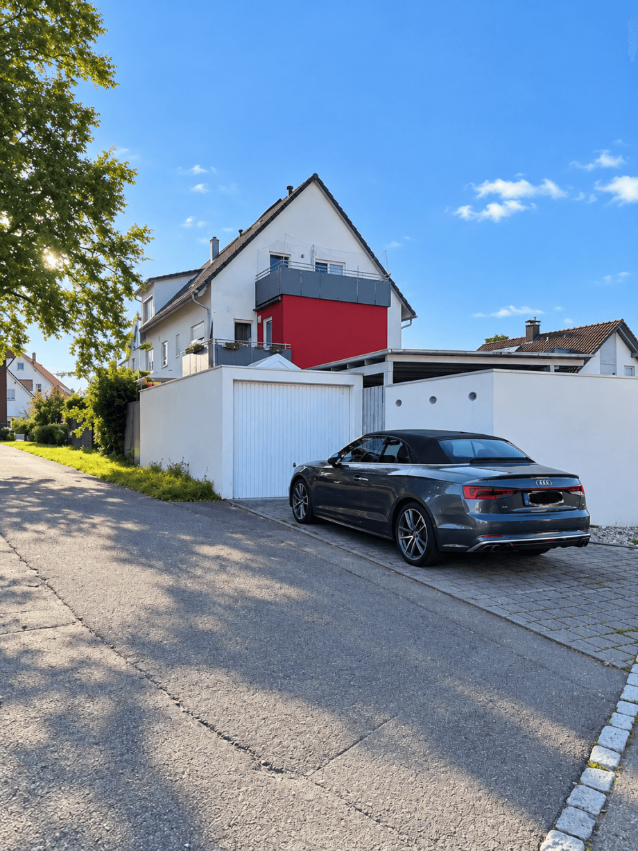 Au�enansicht Geb�ude mit Garage u. Stellplatz Maisonettewohnung Neu-Ulm