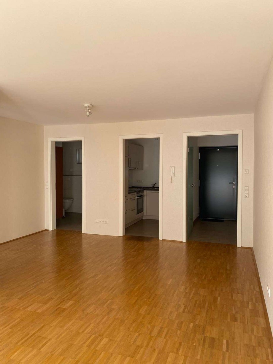 Wohnen Richtung K�che und Eingang Etagenwohnung Neu-Ulm