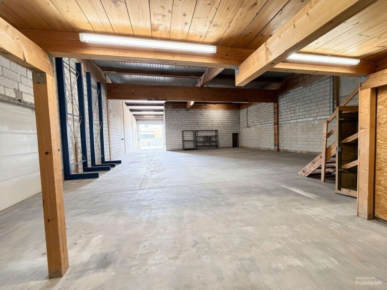 Lagerhalle - Richtung Rolltor Nersingen Halle / Lager / Produktion Sofort frei: Lagerhalle zentral gelegen in Nersingen