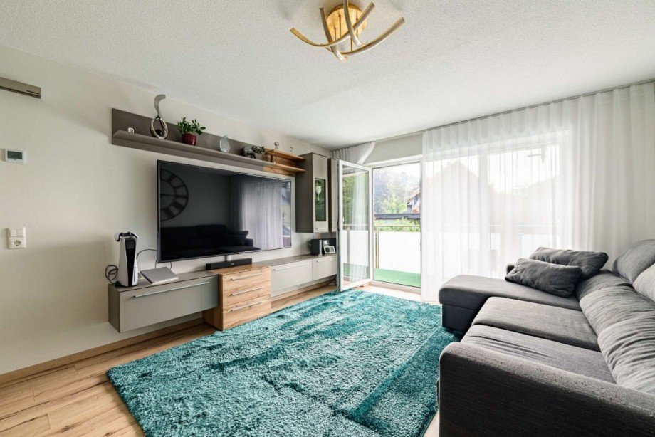 Wohnzimmer mit Zugang zum Balkon Wohnung Blaustein