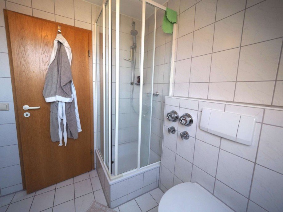 Dusche und WC im Bad Dachgeschosswohnung V�hringen