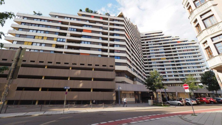 Au�enansicht Neu-Ulm Etagenwohnung *ARCHIV* Helles Apartment mit �berdachter Loggia direkt an der Donau