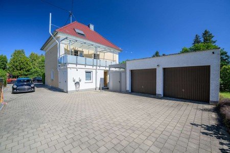 Hauptbild Wie neu: Kernsaniertes 2-Familienhaus mit viel Platz!