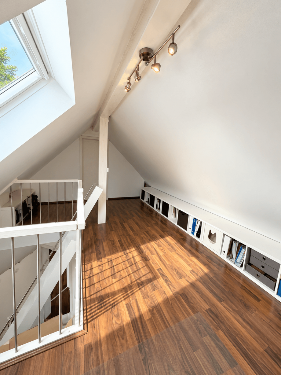 ausgebautes Dachzimmer Maisonettewohnung Neu-Ulm