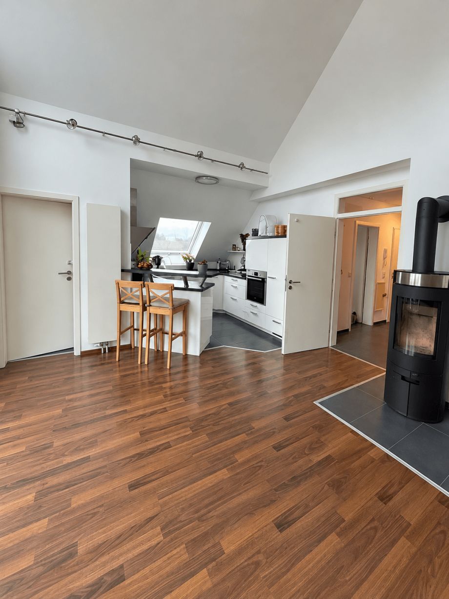 Wohn- und Essbereich mit K�che Maisonettewohnung Neu-Ulm