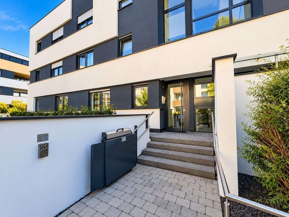 Hauseingang mit Lift Etagenwohnung Neu-Ulm